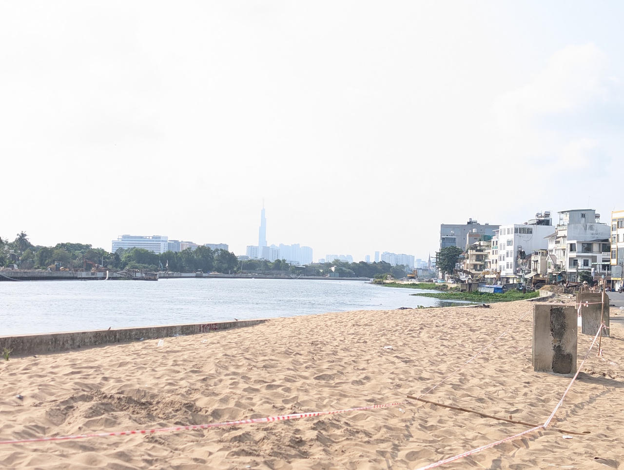 Hình ảnh thực tế cho thấy bờ kè không hề có rào chắn, trong khi mực nước sông khá sâu, đặc biệt nguy hiểm đối với trẻ nhỏ. Do đó, cũng cần có sự cảnh báo và cẩn trọng để bảo đảm an toàn.