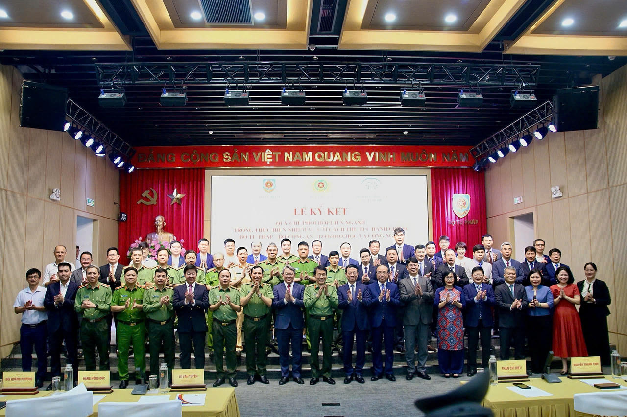 Các đại biểu chụp ảnh lưu niệm.