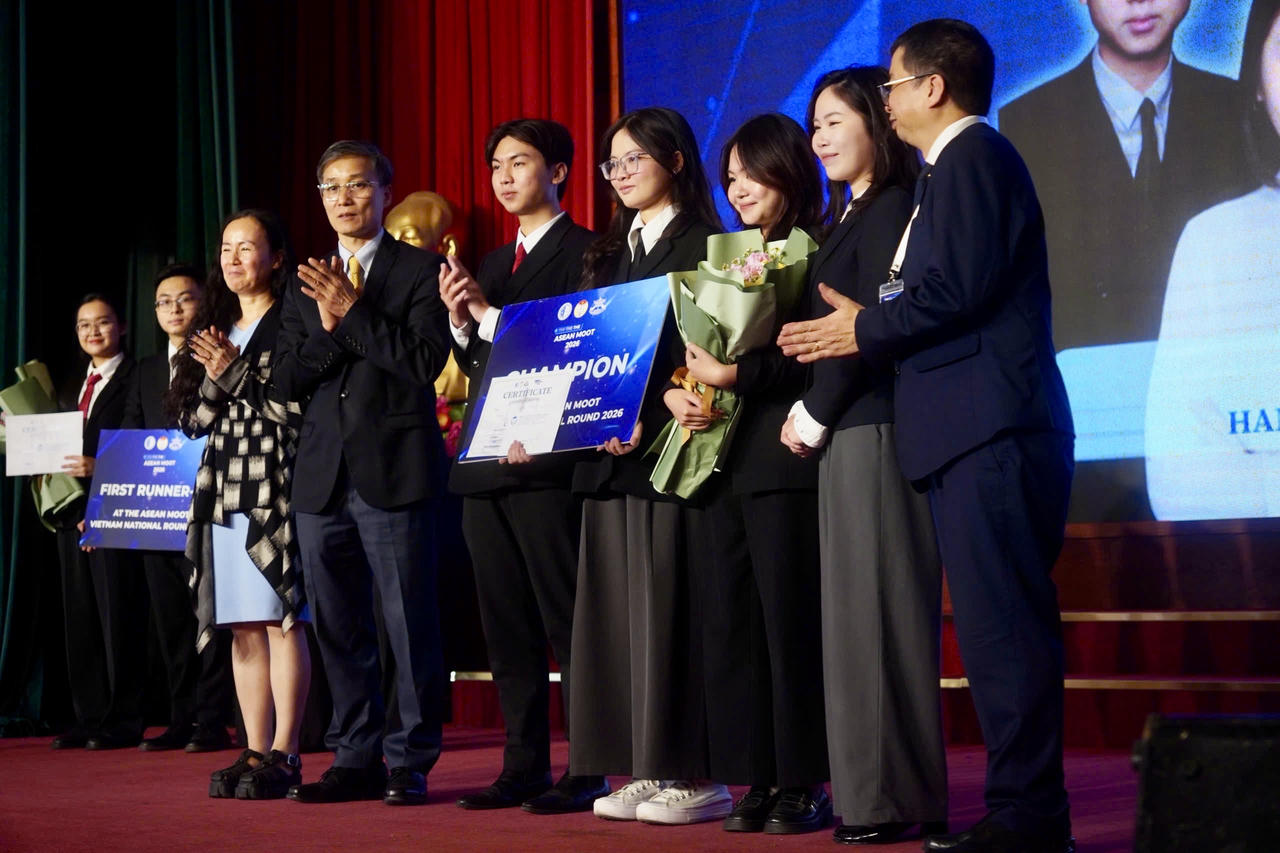 Ban Tổ chức trao giải Quán quân cuộc thi