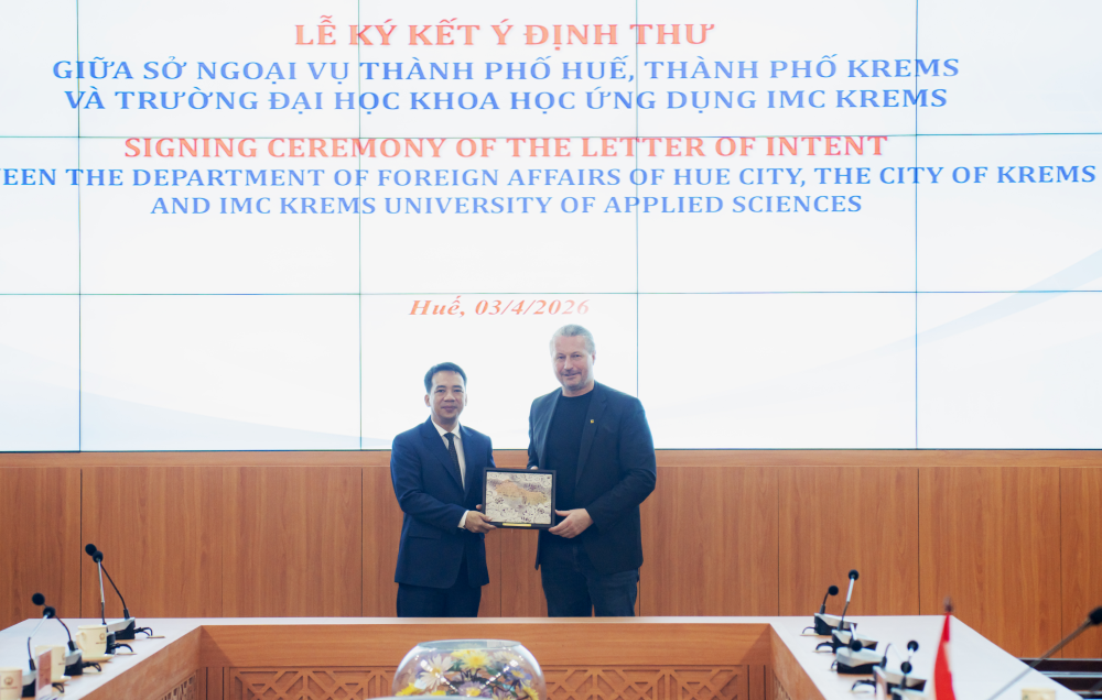 Phó Chủ tịch UBND thành phố Trần Hữu Thùy Giang tặng quà lưu niệm cho ông Peter Molnar, Thị trưởng thành phố Krems.
