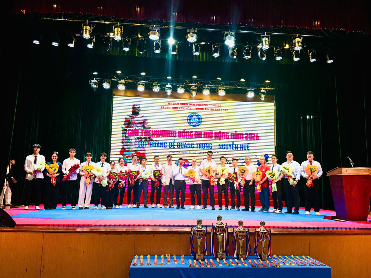 BTC và các VĐV trong lễ khai mạc&nbsp;Giải Taekwondo Đống Đa mở rộng năm 2026 - Cúp Hoàng đế Quang Trung. (Ảnh: Hoa Thành)