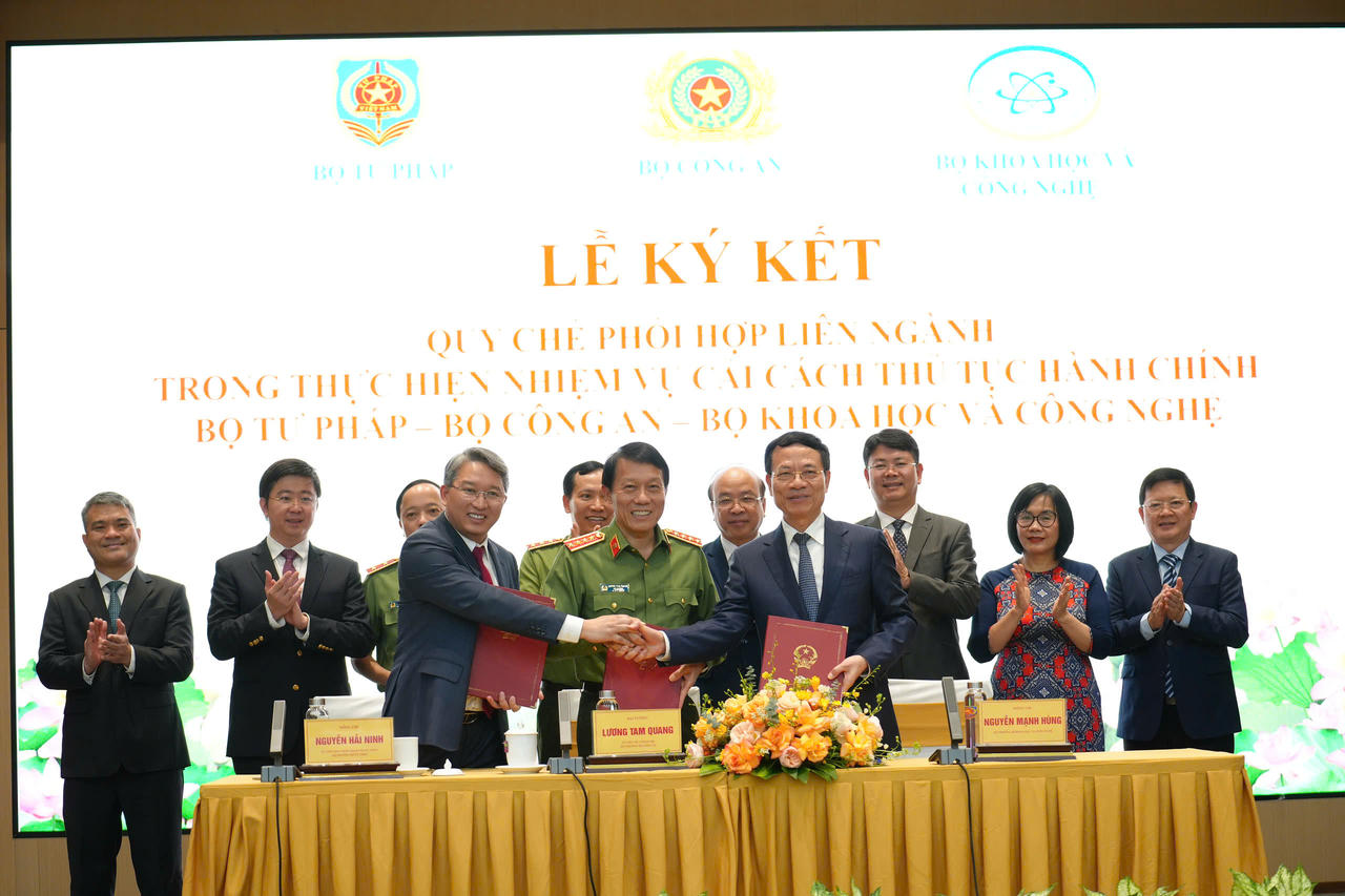 Ba Bộ trưởng ký kết Quy chế phối hợp liên ngành.