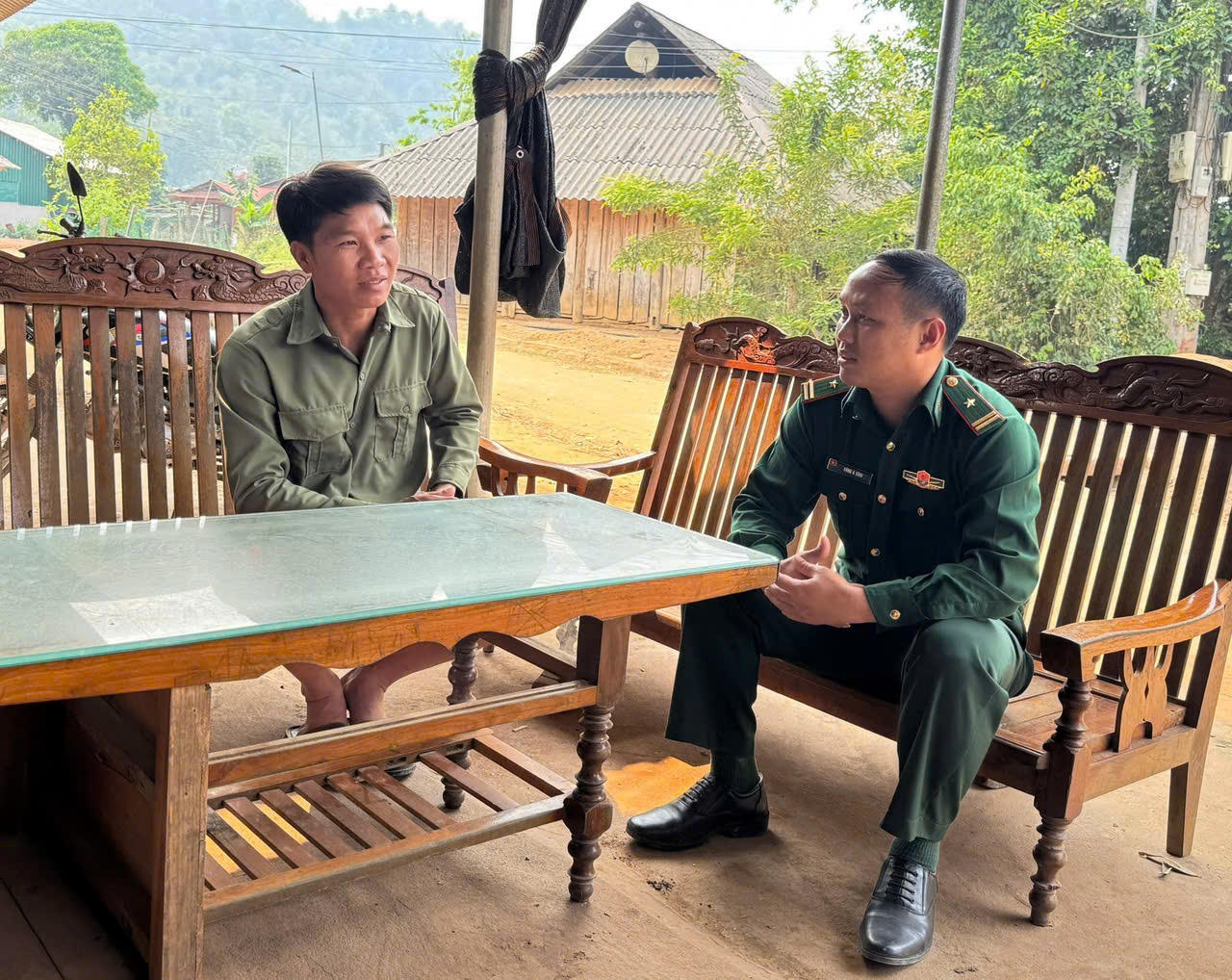 Gia đình anh Lý Cáo Chòi (ảnh trái) thoát nghèo nhờ được Bộ đội Biên phòng Nà Hỳ hỗ trợ cây trồng, con giống – minh chứng cho hiệu quả các mô hình sinh kế, góp phần giúp người dân ổn định cuộc sống, gắn bó với biên cương và củng cố “thế trận lòng dân” từ cơ sở.&nbsp;