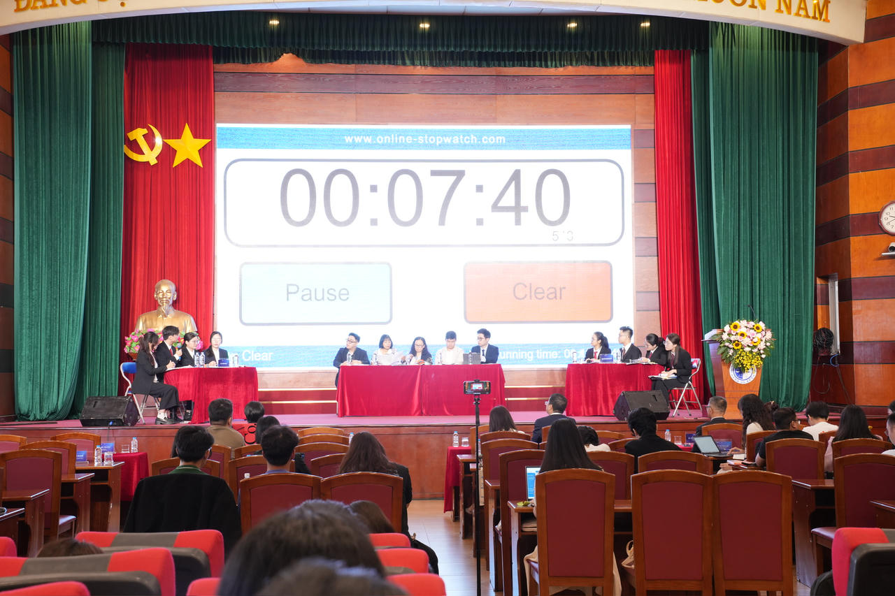 Các đội thi tranh tài.