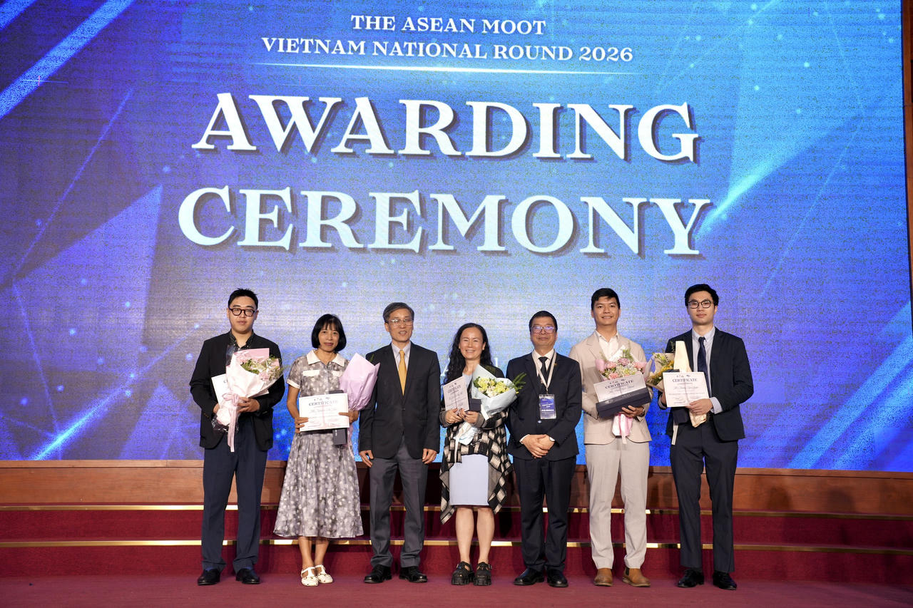 Ban Tổ chức tặng hoa cảm ơn Ban Giám khảo cuộc thi