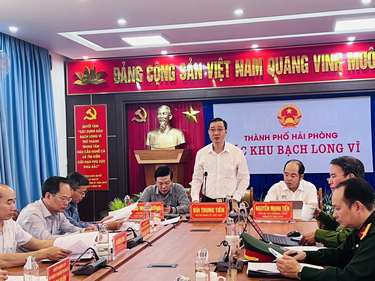 Ông Bùi Trung Tiến, Bí thư Đảng ủy Đặc khu phát biểu chỉ đạo hội nghị.