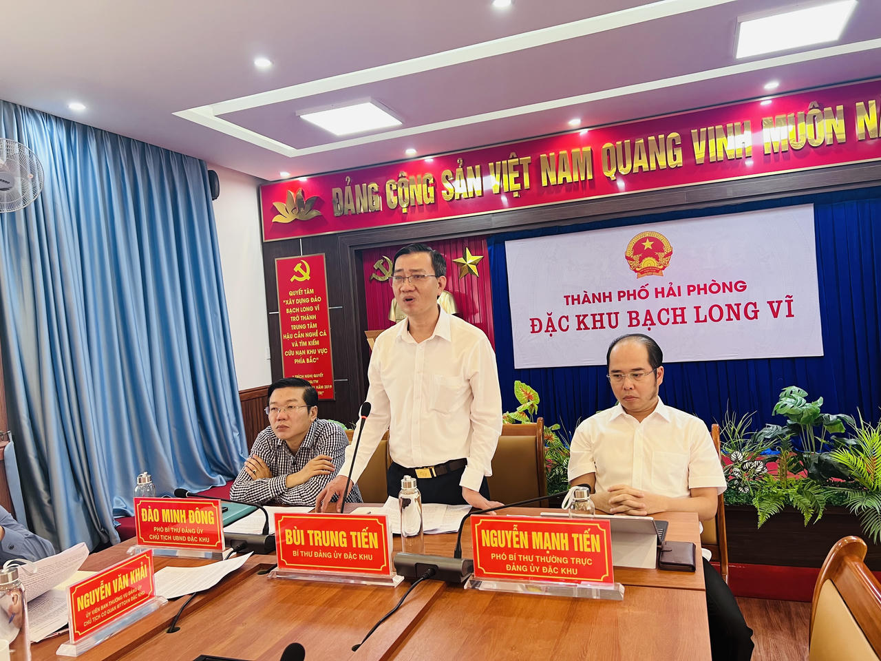 Ông Bùi Trung Tiến - Bí thư Đảng ủy Đặc khu, ông Đào Minh Đông - Chủ tịch UBND Đặc khu, ông Nguyễn Mạnh Tiến - Phó Bí thư Thường trực cùng chủ trì hội nghị.