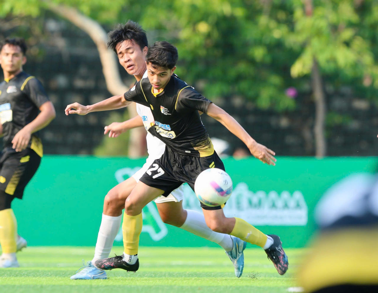 Trận chung kết giữa hai đội bóng Trường Đại học Quốc gia Malaysia (áo đen) và Trường Đại học Thủy lợi.