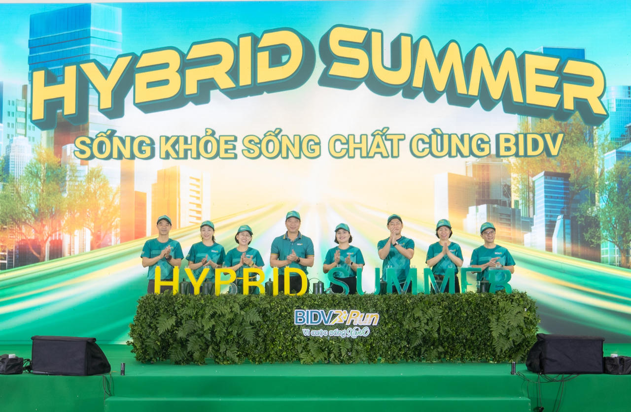 Đại diện Lãnh đạo BIDV và khách mời khởi động chiến dịch Hybrid Summer và giải chạy BIDV Run - Vì cuộc sống Xanh 2026