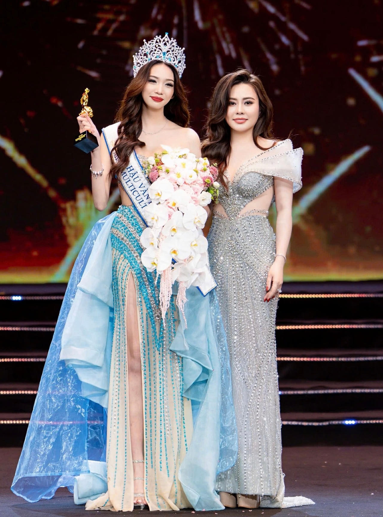 Tân hoa hậu và Trưởng ban tổ chức cuộc thi - Hoa hậu Phan Kim Oanh. (Ảnh N.Hà).