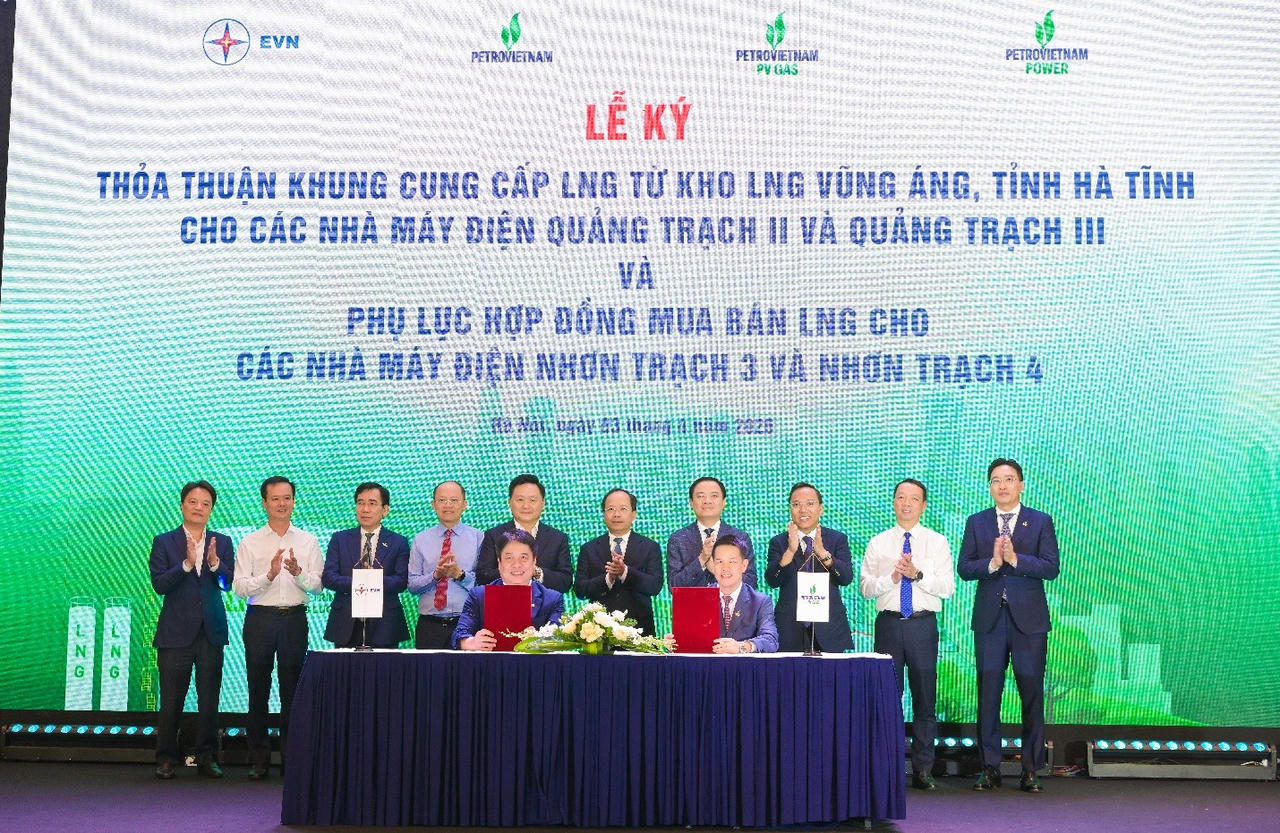 Ông Phạm Văn Phong – Tổng Giám đốc PV GAS và ông Nguyễn Anh Tuấn – Tổng Giám đốc EVN ký kết thỏa thuận.