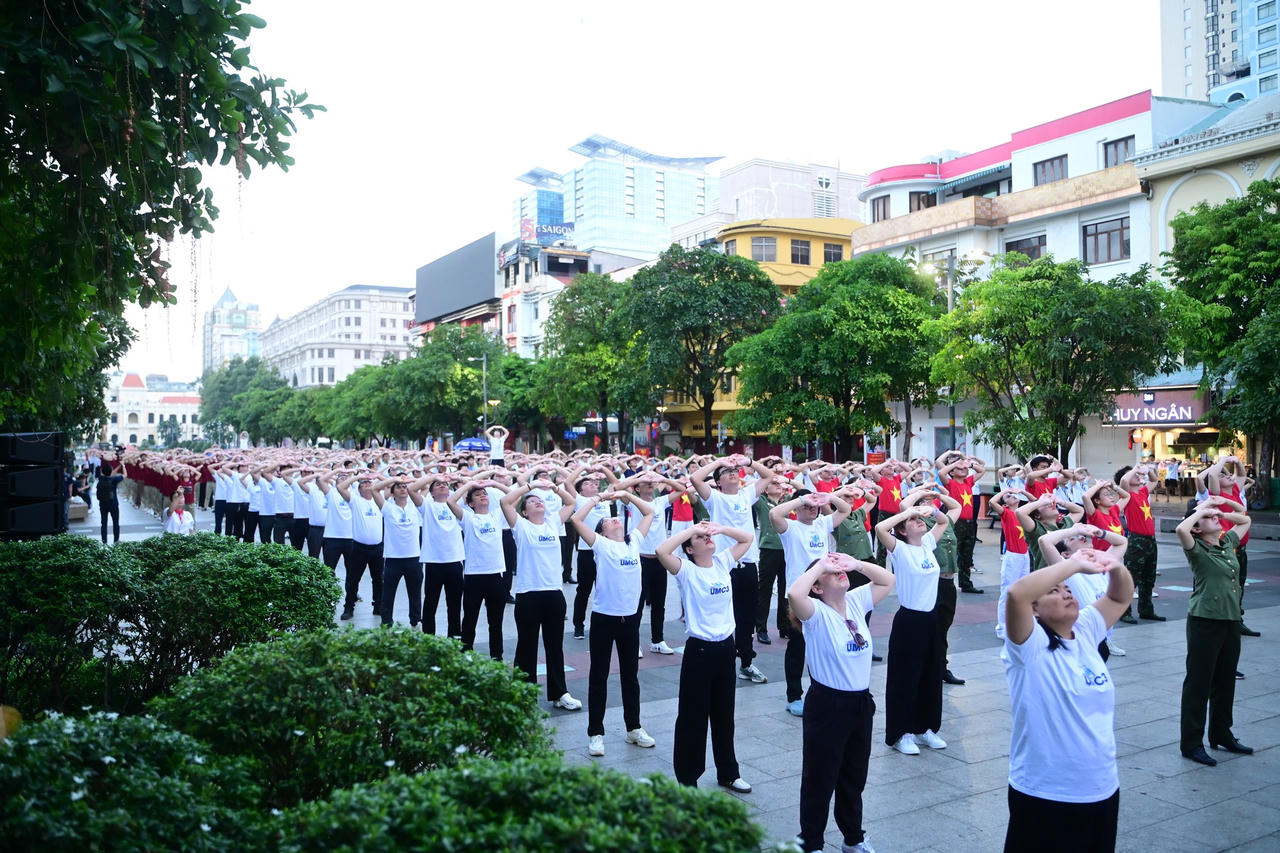 Bệnh viện ĐH Y Dược TP tham gia chương trình đồng diễn dưỡng sinh quy mô lớn cùng hơn 1.000 y bác sĩ đến từ các bệnh viện và trường đại học trên địa bàn sáng 5/4.