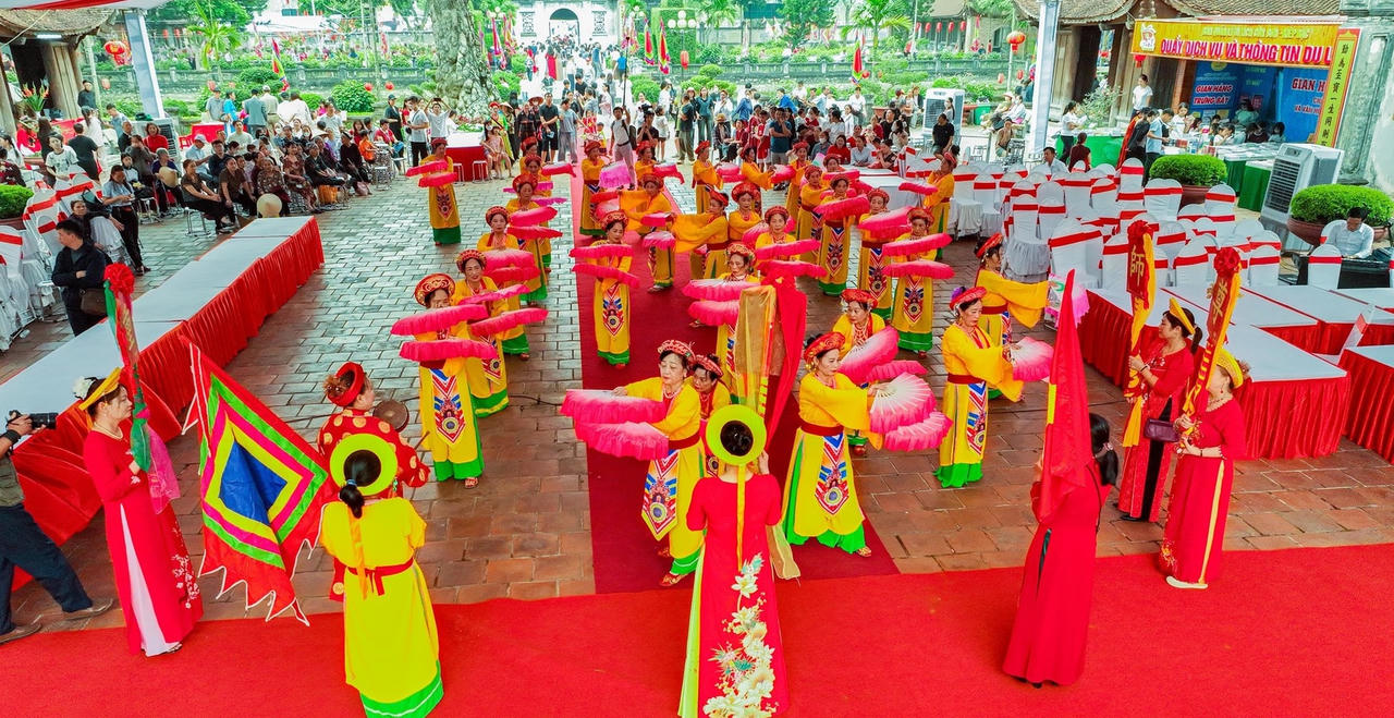 Nghi lễ tiến chữ dâng Thánh do đội tế thôn Mậu Tài, xã Mao Điền thực hiện (ảnh Thành Chung)