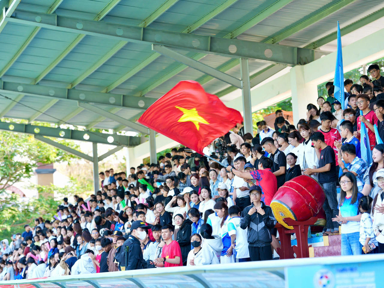 Hàng nghìn sinh viên Trường Đại học Nha Trang và người dân địa phương, du khách quốc tế theo dõi trận chung kết.