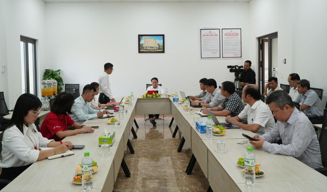 Chủ tịch UBND tỉnh Phạm Anh Tuấn (giữa) làm việc với Công ty Cổ phần Nafoods Tây Nguyên. (Ảnh: CTTĐT tỉnh Gia Lai)