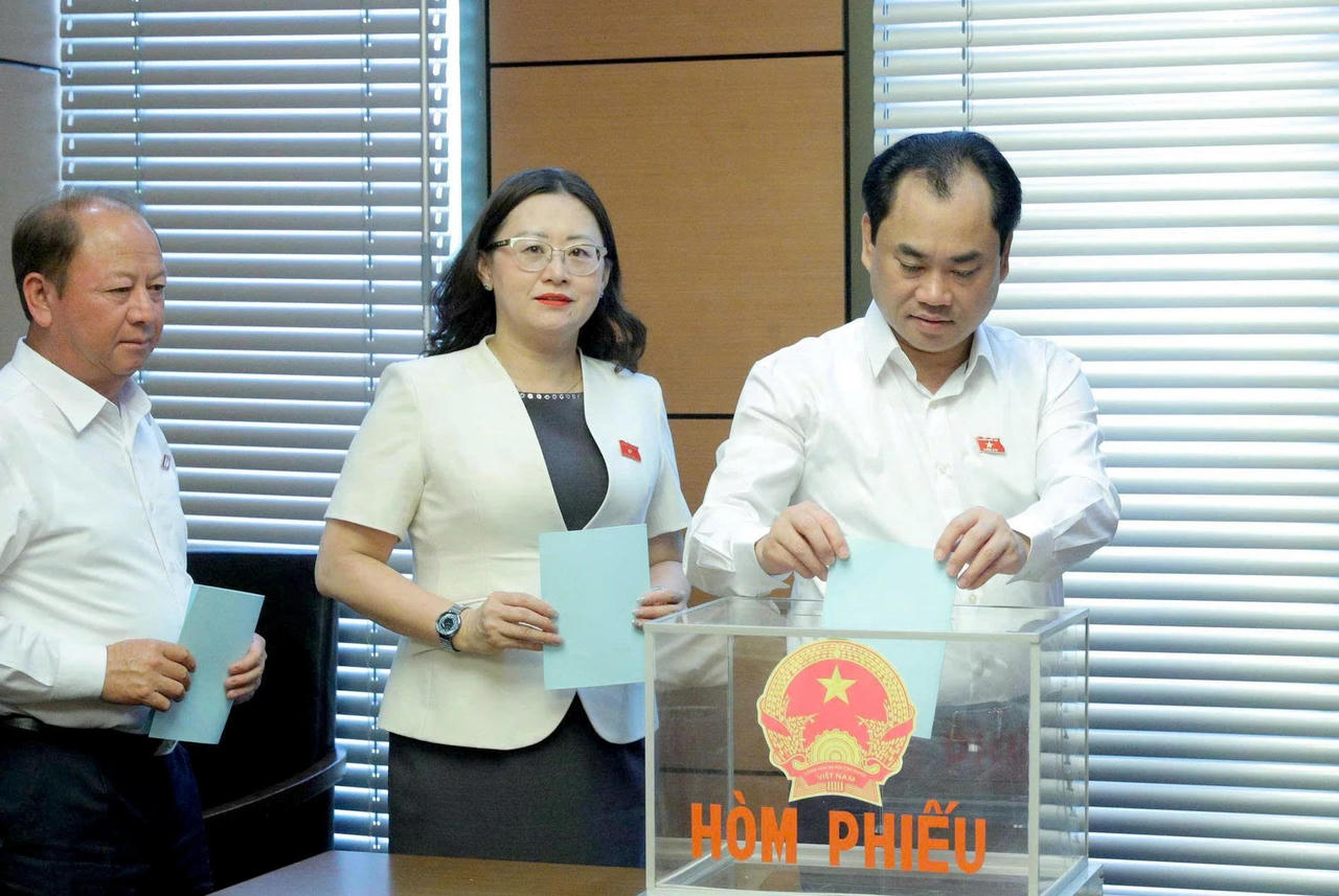 Bà Giàng Thị Dung làm Trưởng Đoàn đại biểu Quốc hội khóa XVI tỉnh Lào Cai