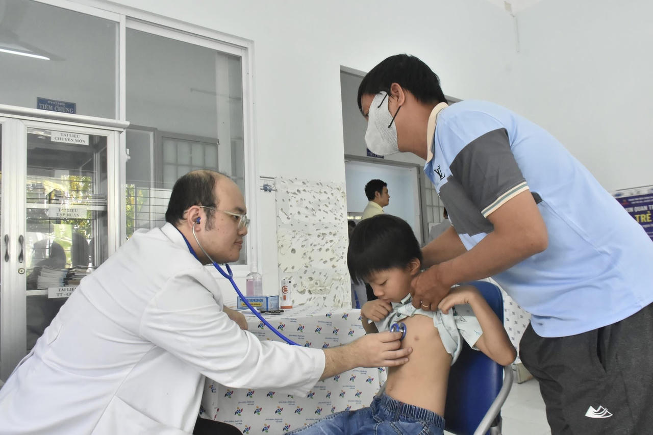 Các bác sĩ đang thăm khám cho các em nhỏ.