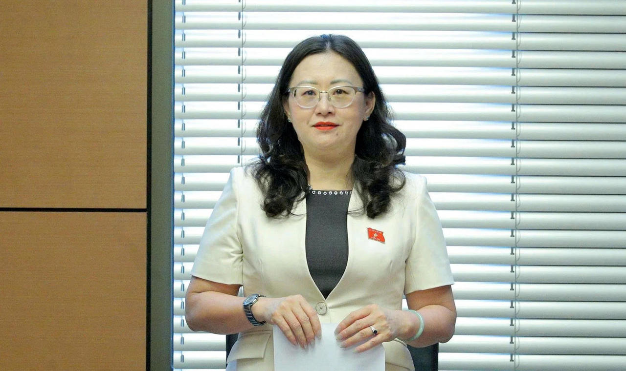 100% đại biểu có mặt đã bầu bà Giàng Thị Dung giữ chức Trưởng Đoàn ĐBQH khóa XVI tỉnh Lào Cai.