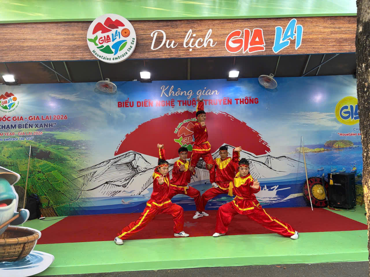 Biểu diễn võ thuật cổ truyền Bình Định tại ngày hội.