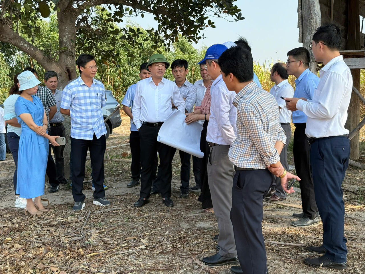 Chủ tịch UBND tỉnh Phạm Anh Tuấn kiểm tra địa điểm dự kiến triển khai Dự án khu nhà máy sản xuất thức ăn chăn nuôi tại xã Pờ Tó.