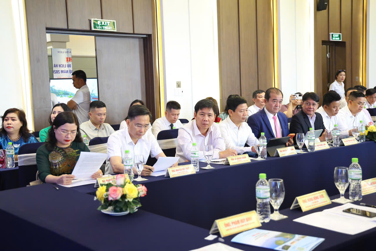 Các đại biểu tham gia Hội nghị.