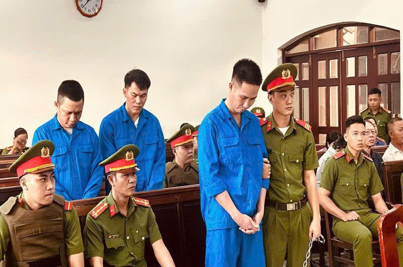 Các bị cáo trong phiên xử. (Ảnh trong bài: T.Dũng)