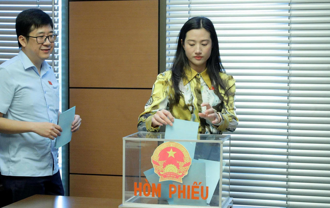 Các đại biểu tiến hành bỏ phiếu.