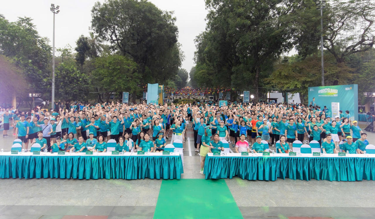 Các vận động viên và khách mời tham gia chương trình tại Công viên Thống Nhất, Hà Nội