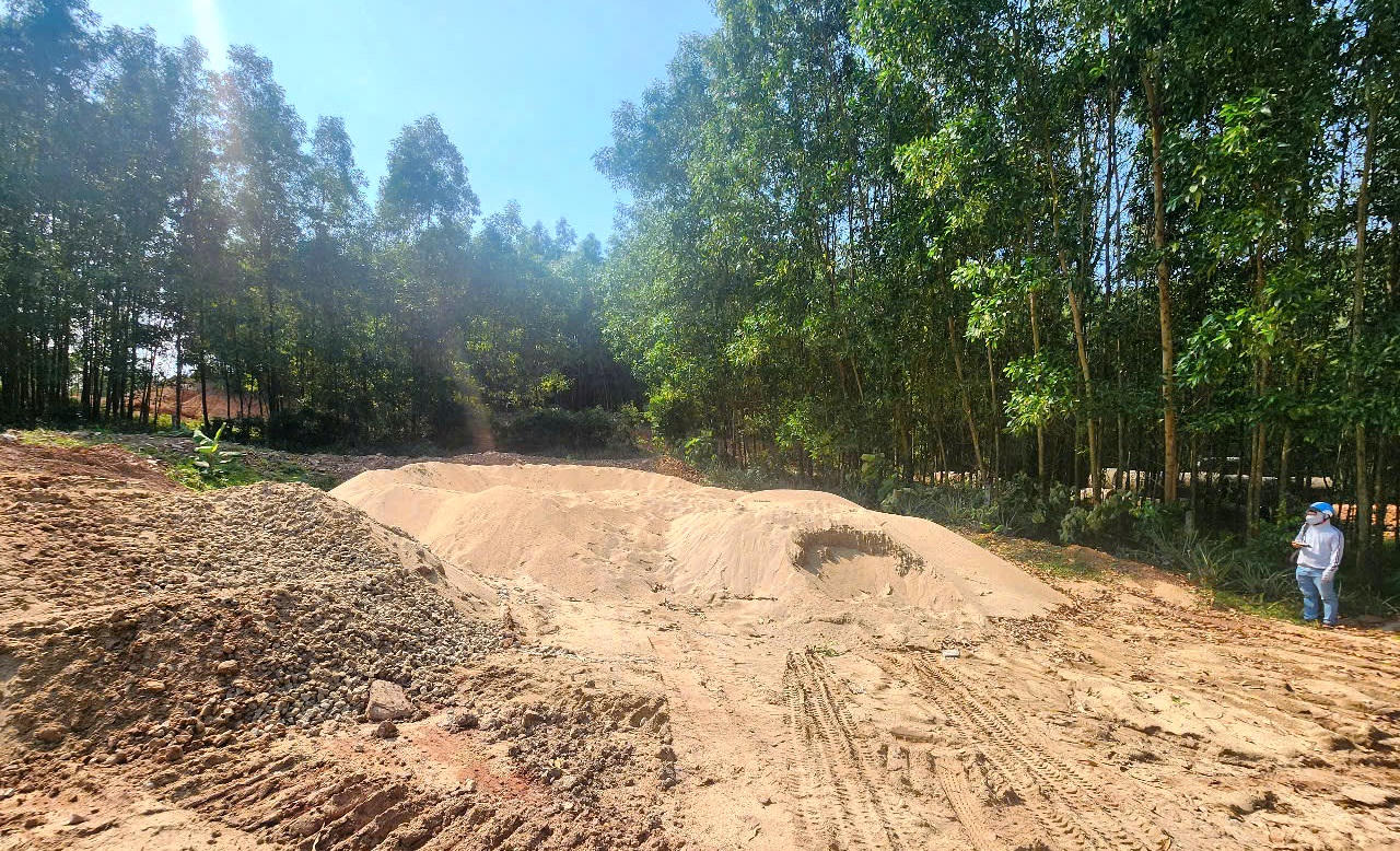 Một địa điểm được dùng làm bãi tập kết cát.&nbsp;(Ảnh trong bài: C.Huy)