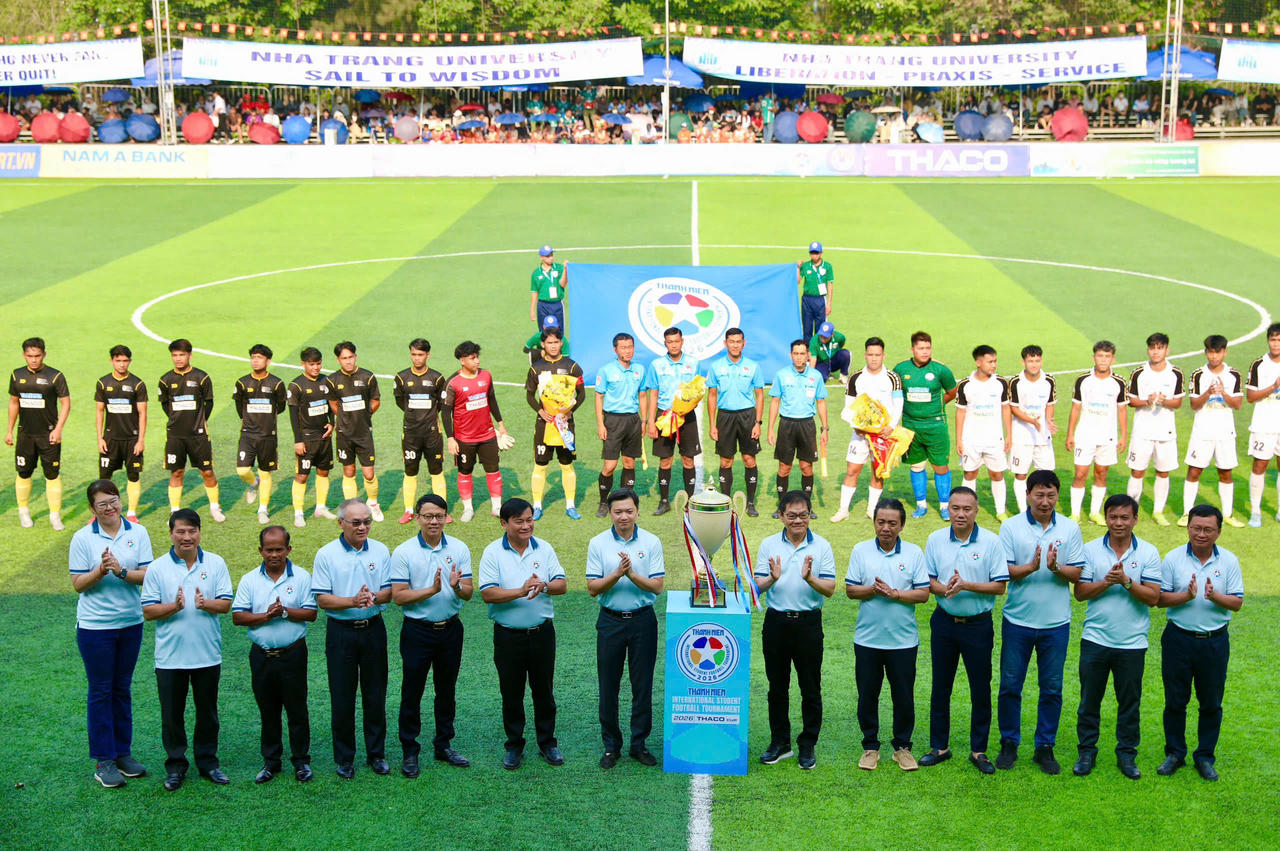 Các đại biểu giới thiệu chiếc cúp vô địch giải đấu.