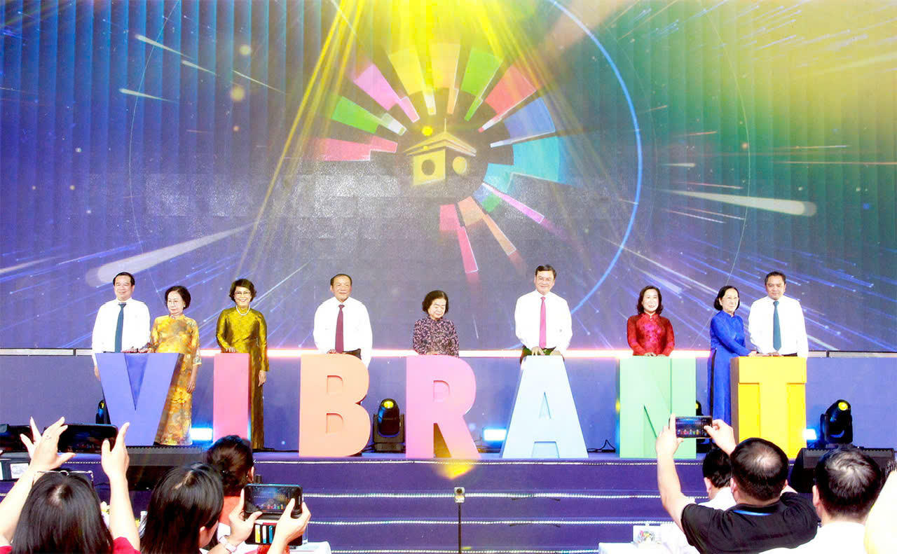 Đại biểu bấm nút khai mạc Ngày hội Du lịch TP HCM lần thứ 22.