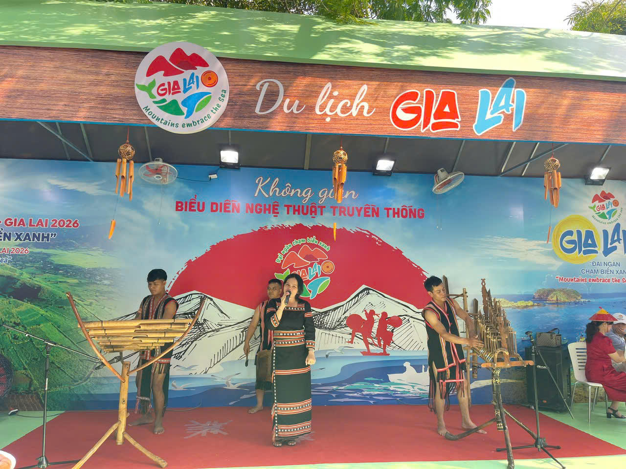 Đoàn Gia Lai trình diễn nhạc cụ truyền thống.