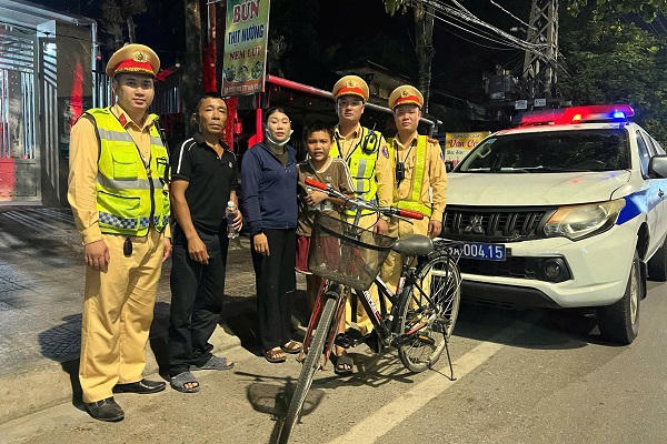 Cháu bé đi lạc hơn 150km trong đêm được CSGT Quảng Trị giúp về nhà an toàn