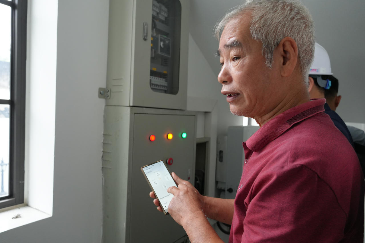 Ông Khánh theo dõi, điều khiển hệ thống điện mặt trời và thiết bị điện trong gia đình thông qua ứng dụng trên điện thoại thông minh.