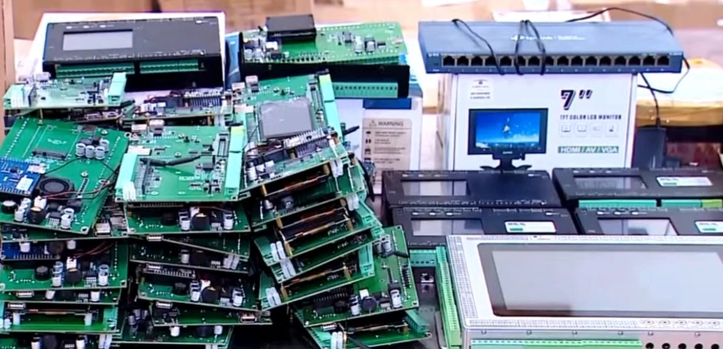 Một số thiết bị được sử dụng để can thiệp, làm sai lệch kết quả quan trắc môi trường. (Ảnh: VTV)