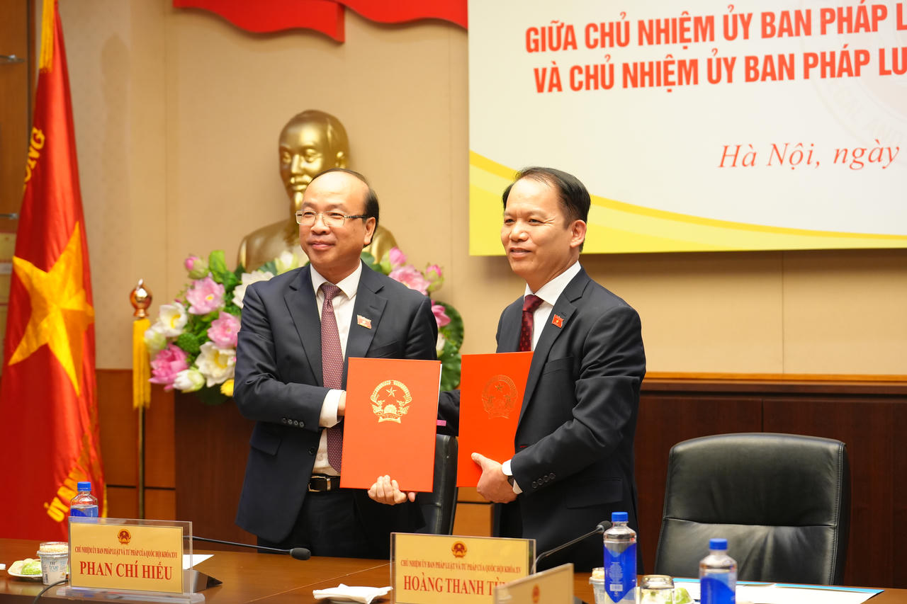 Ông Hoàng Thanh Tùng và ông Phan Chí Hiếu bàn giao công việc.