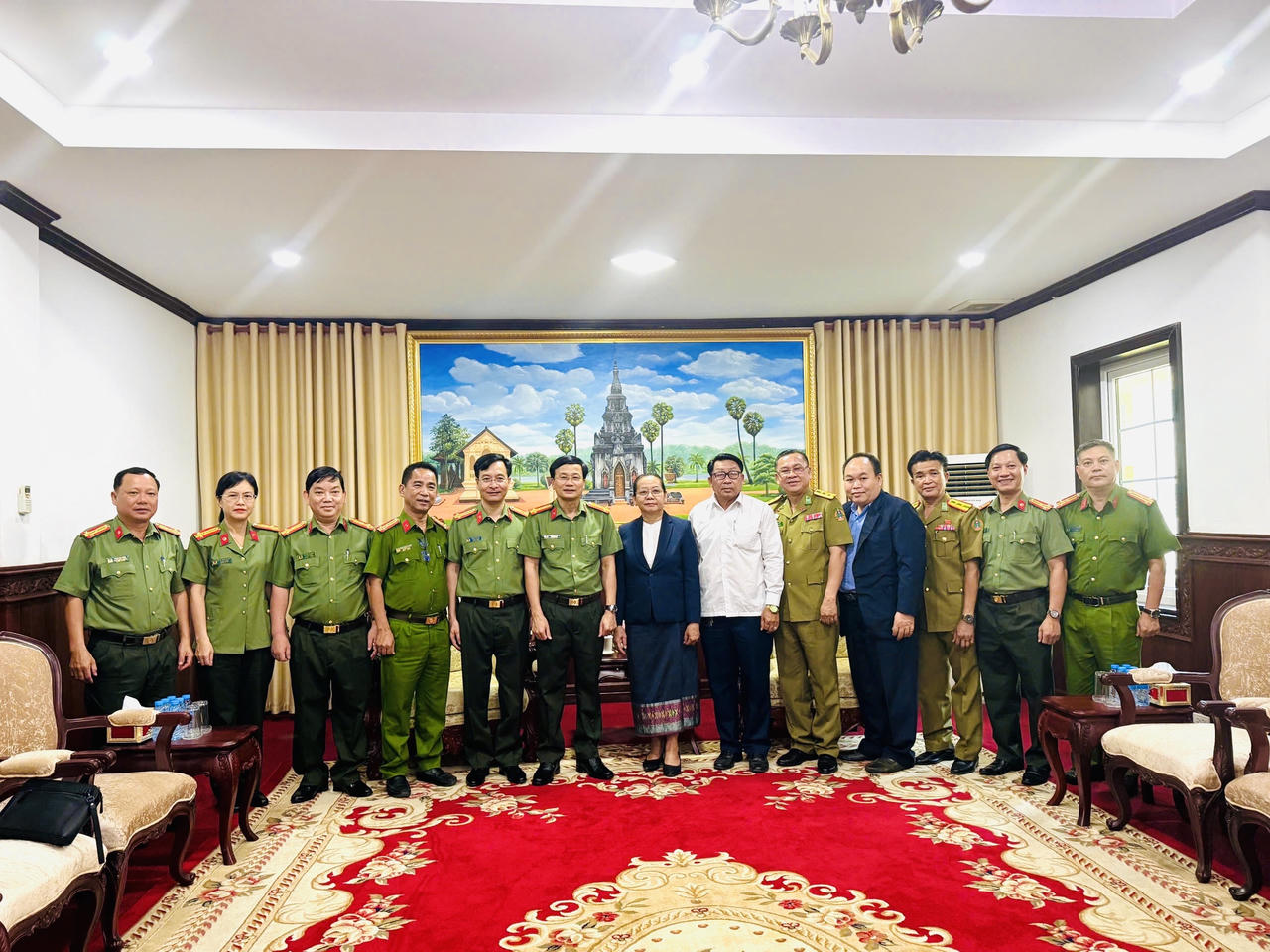 Đoàn Công an thành phố Huế chào xã giao Lãnh đạo tỉnh Sa Vẳn Nạ Khệt.