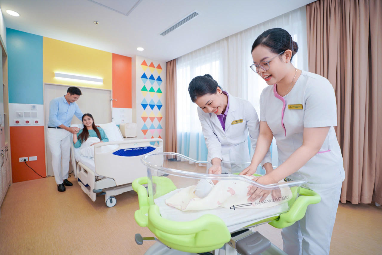 Điều dưỡng hỗ trợ chăm sóc trẻ sơ sinh 24/7, giúp bà mẹ an tâm trong những ngày đầu sau sinh.