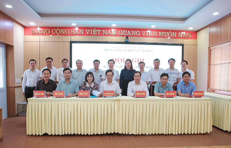 Lãnh đạo Trung tâm Y tế khu vực Hạ Hòa ký kết quy chế phối hợp với đại diện UBND các xã trên địa bàn (Ảnh: TTYT khu vực Hạ Hòa).