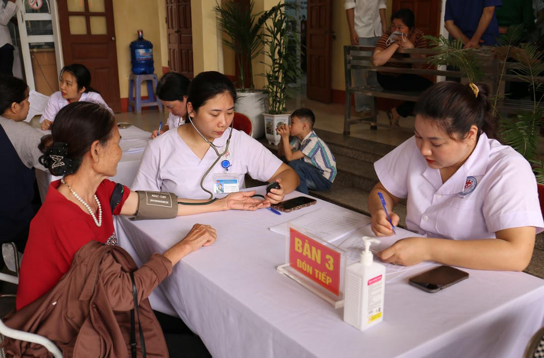&nbsp;Bác sỹ của Bệnh viện Đa khoa số 1 Lào Cai khám, tư vấn sức khỏe miễn phí cho bà con tại địa phương.