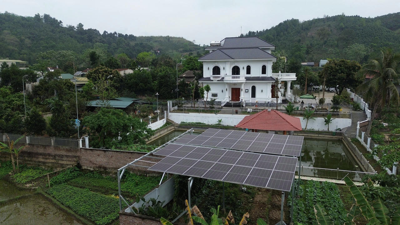 Toàn cảnh khu nhà vườn của gia đình ông Khánh tại Bát Xát, nơi lắp hệ thống điện mặt trời.
