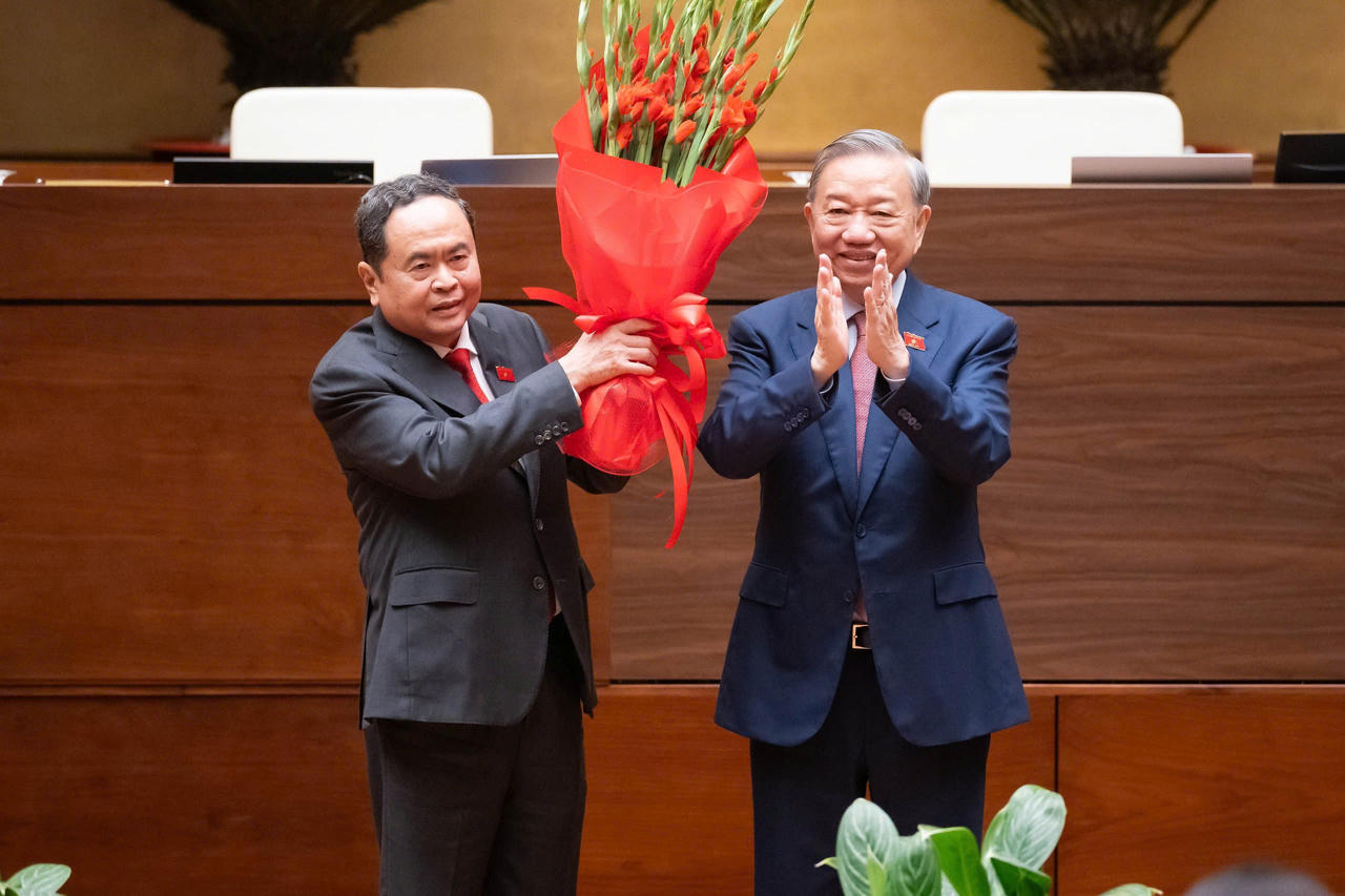 Tổng Bí thư Tô Lâm tặng hoa chúc mừng Chủ tịch Quốc hội Trần Thanh Mẫn.