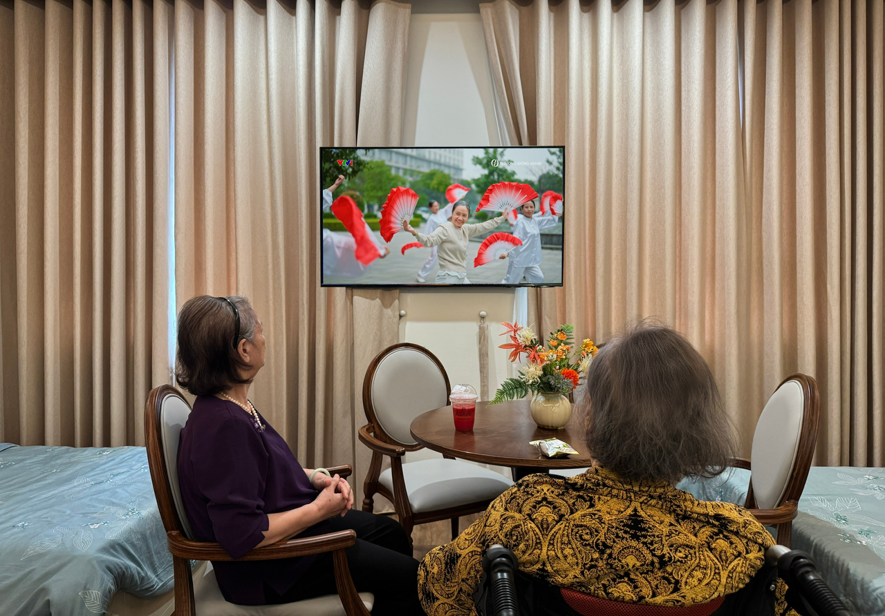 Cư dân Phương Đông Asahi đón xem TVC “Nâng niu từng khoảnh khắc” trên VTV1.