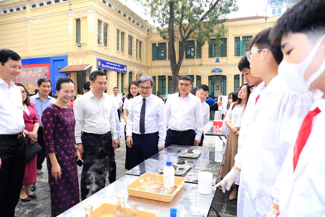 Các đại biểu tham quan, nghe giới thiệu kết quả thí điểm mô hình ứng dụng trí tuệ nhân tạo (AI) trong dạy học.