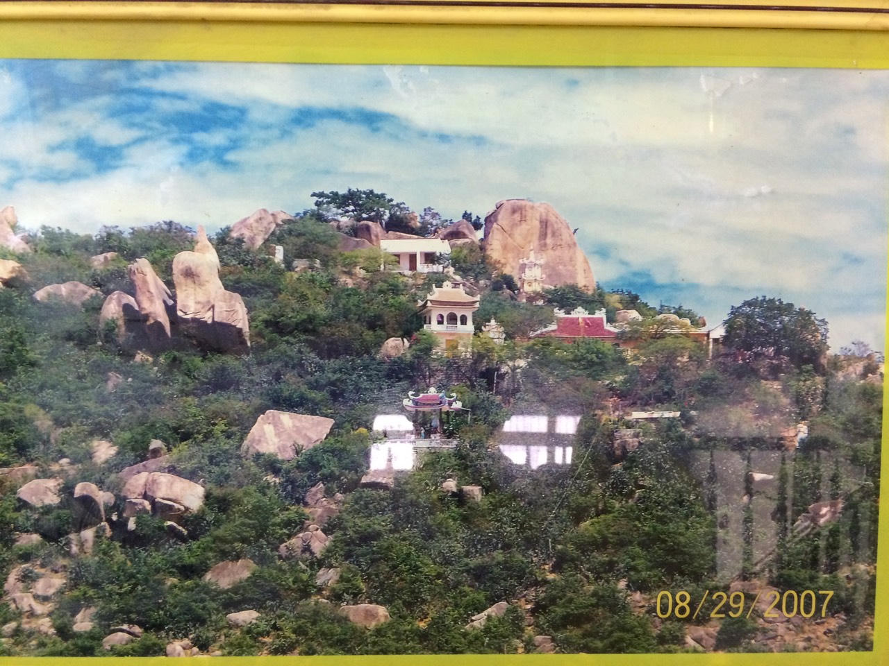 Núi Phụng Sơn (núi Đá Chồng) – nơi tọa lạc của Trùng Sơn Cổ Tự