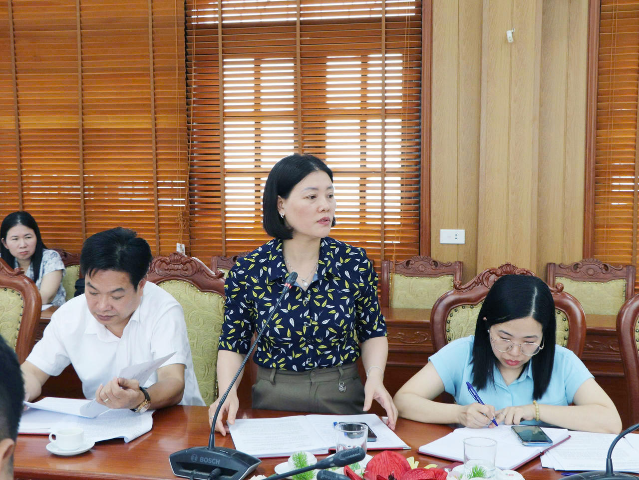 Bà Trần Thị Tùng - Uỷ viên BCH Đảng bộ, Chánh văn phòng HĐND-UBND xã Vĩnh Trụ.