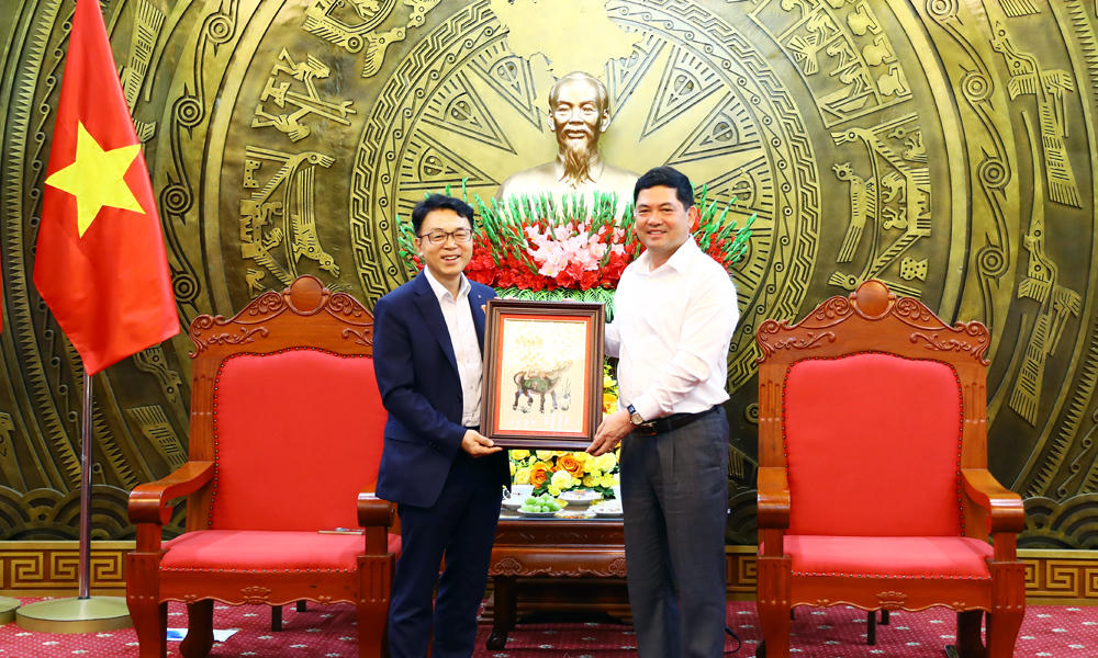 Bí thư Tỉnh uỷ Nguyễn Hồng Thái tặng quà lưu niệm là bức tranh dân gian Đông Hồ cho ông Kim Sung Hun.