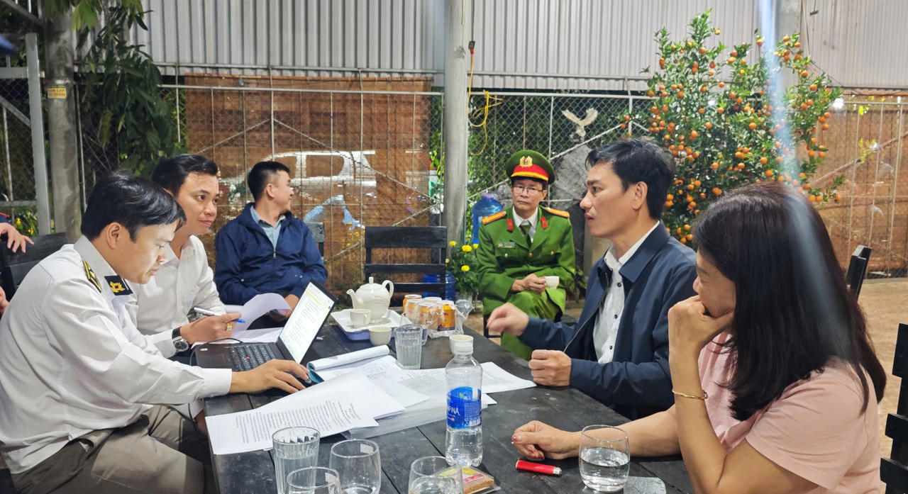 Đoàn kiểm tra liên ngành làm việc với cơ sở giết mổ trên địa bàn.