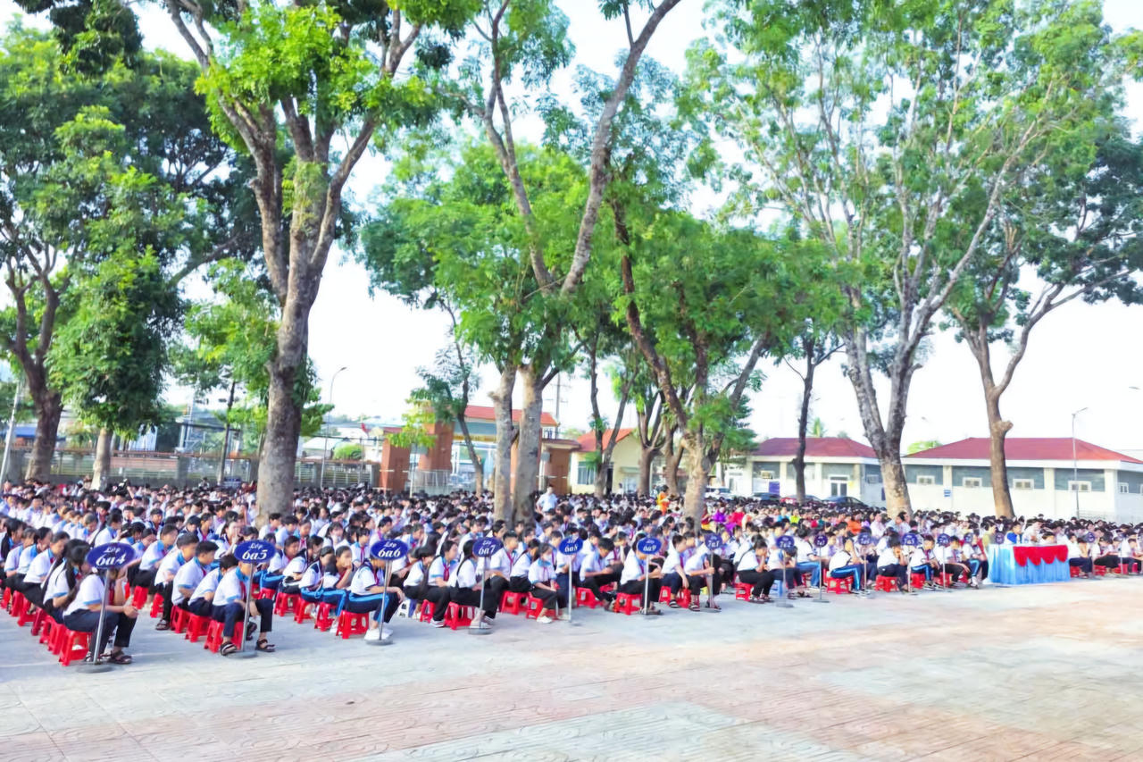 Hơn 1.500 học sinh Trường THCS Tiến Thành tham gia chương trình tuyên truyền pháp luật về trật tự an toàn giao thông.