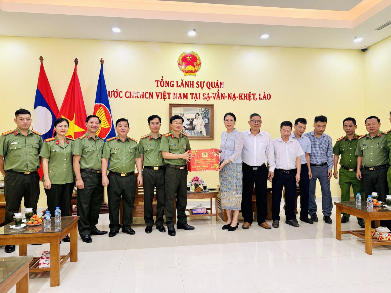 Đoàn Công an thành phố Huế thăm Tổng lãnh sự quán Việt Nam tại Sa Vẳn Nạ Khệt. 